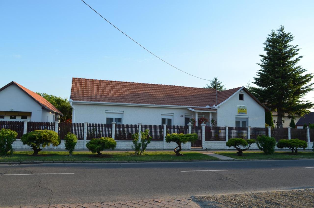 Henrietta - Violetta Apartman Hajduszoboszlo Luaran gambar